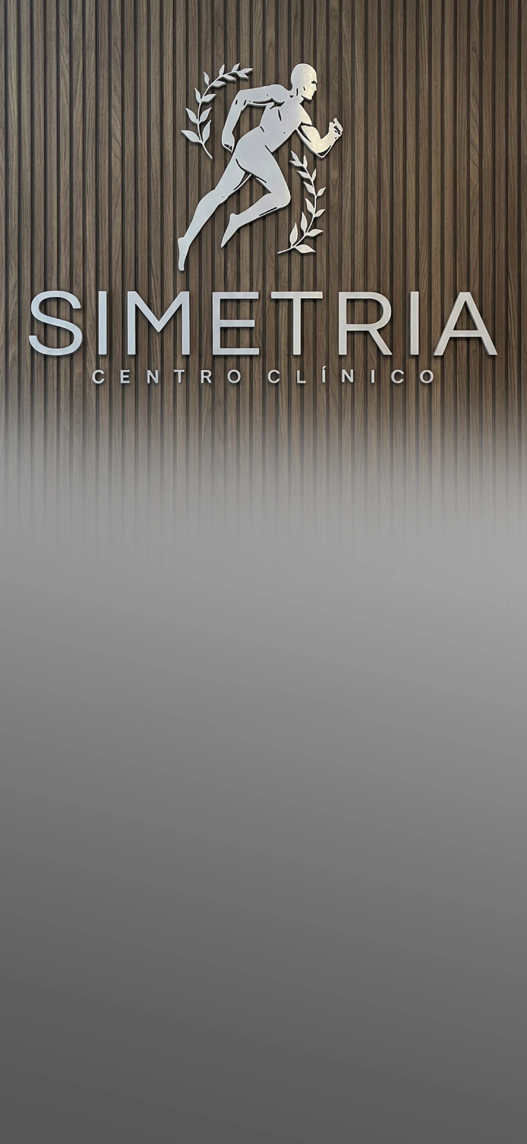 Mulher confiante após tratamento na Clínica Simetria