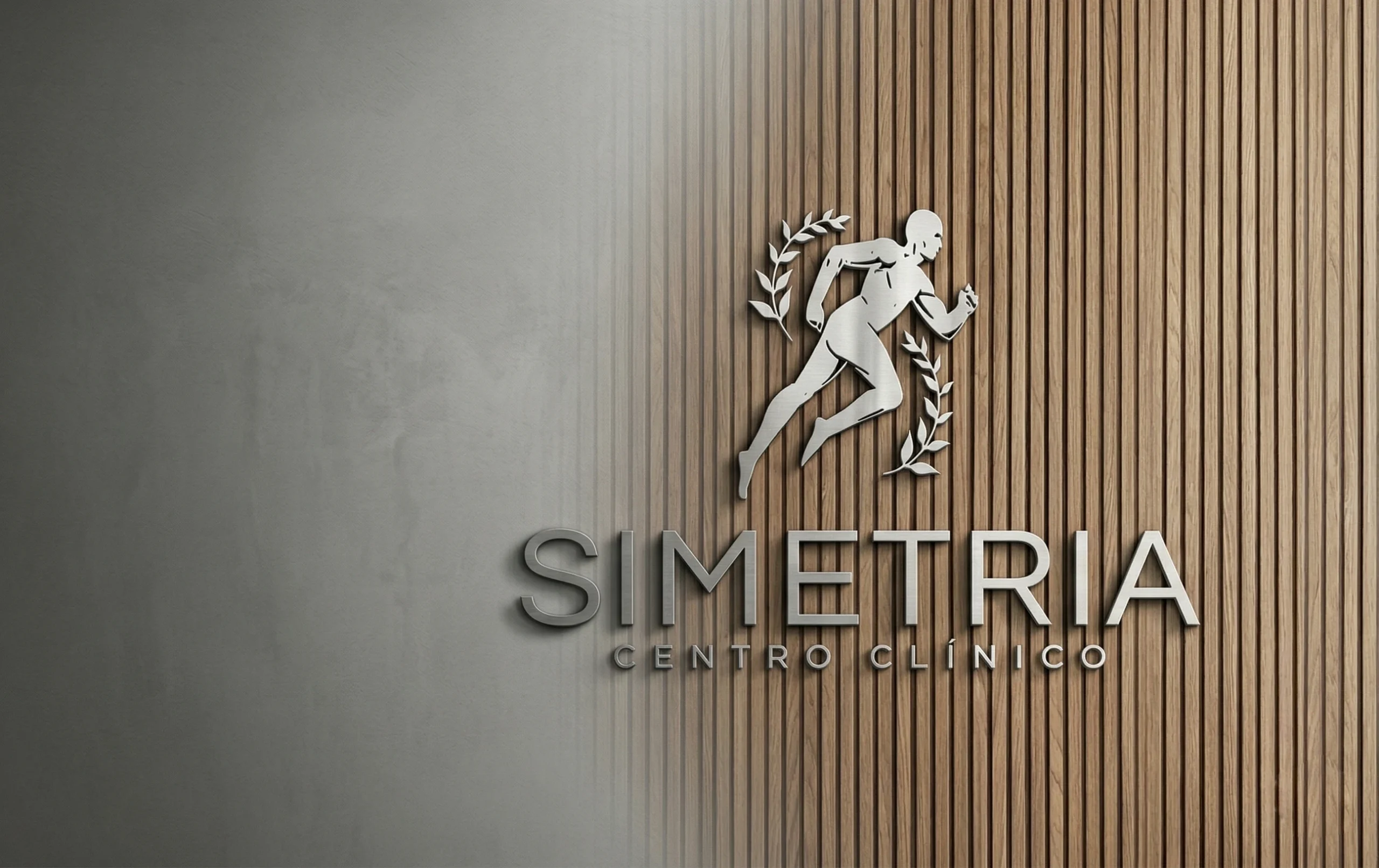 Mulher confiante após tratamento na Clínica Simetria